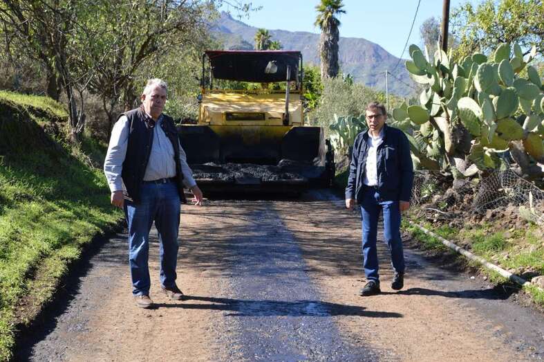 El alcalde y concejal de Obras de Valsequillo supervisan las obras (Foto TA)